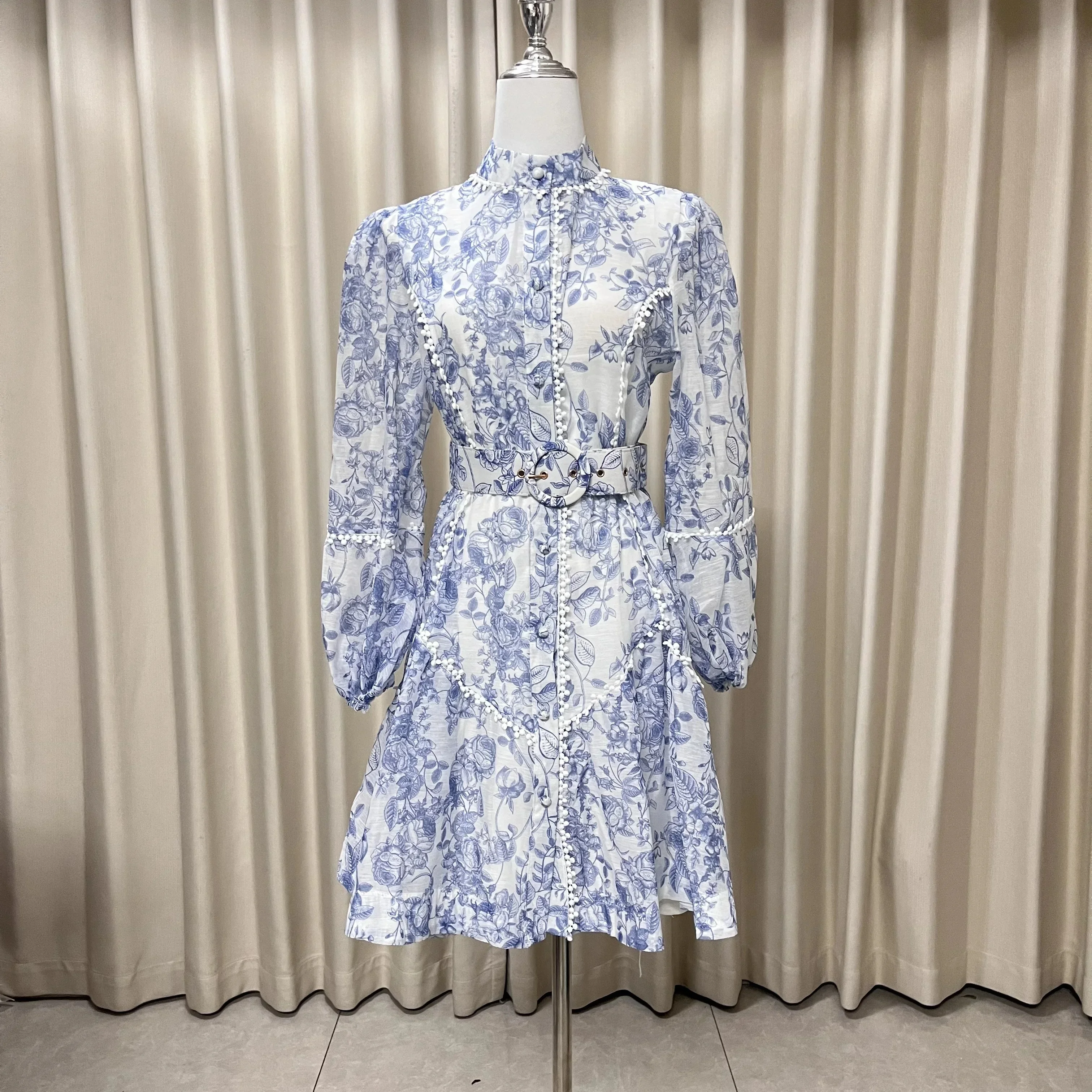 Vestido elegante de encaje con manga acampanada y flores, falda