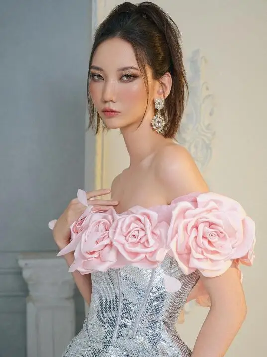 Hübsche glänzende silberne Pailletten kurze Frauen kleider mit Rosen blumen details Mädchen Geburtstag Datum Party kleid