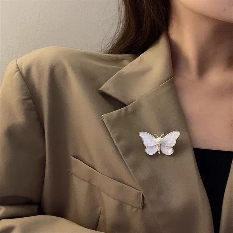 Summer New Butterfly Brooches For Women Charm Pearl Gold Color Brooch Pins Party Wedding Gifts Clothing Accessories Jewelry Gift