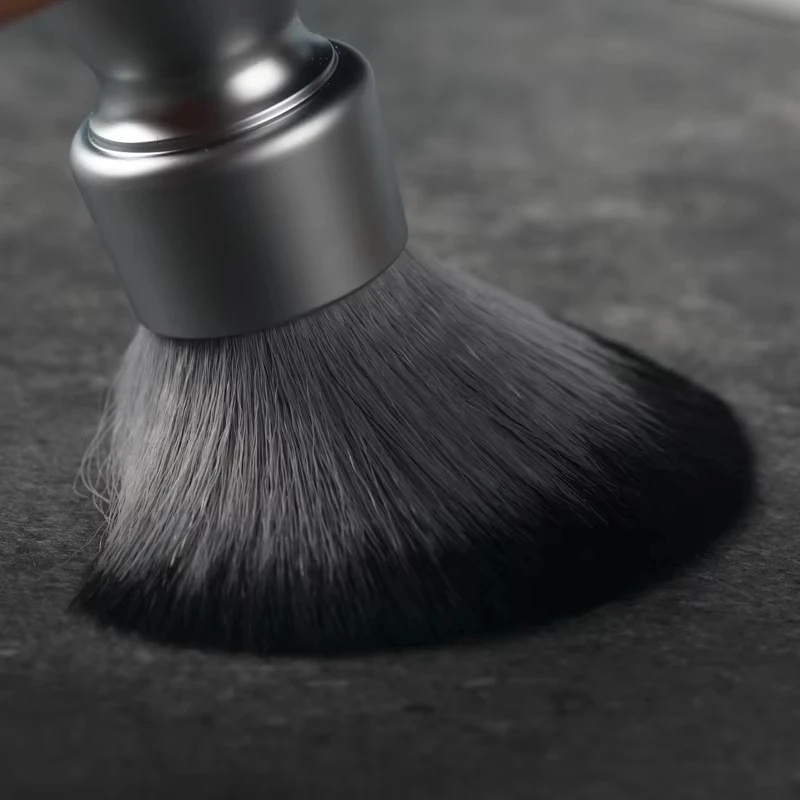 YAQI Heavy Metal Sense Of Technology Ручка Деревянный волк Синтетические волосы Щетка для смокинга с узлом Новая портативная дорожная кисть для влажного бритья