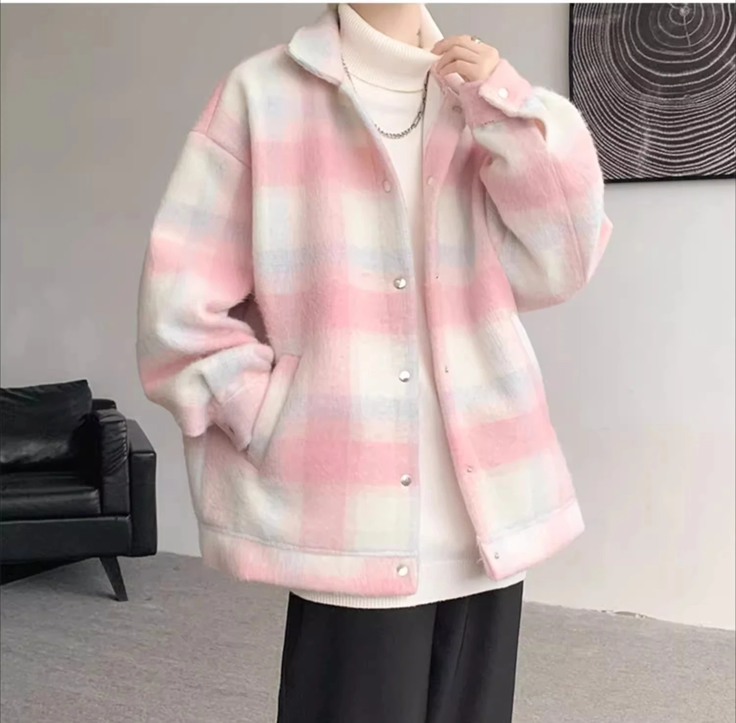 معطف صوف منقوش وردي عالي الجودة للرجال لخريف وشتاء 2025 رمادي فضفاض غير رسمي يومي بياقة مقلوبة وأكمام طويلة