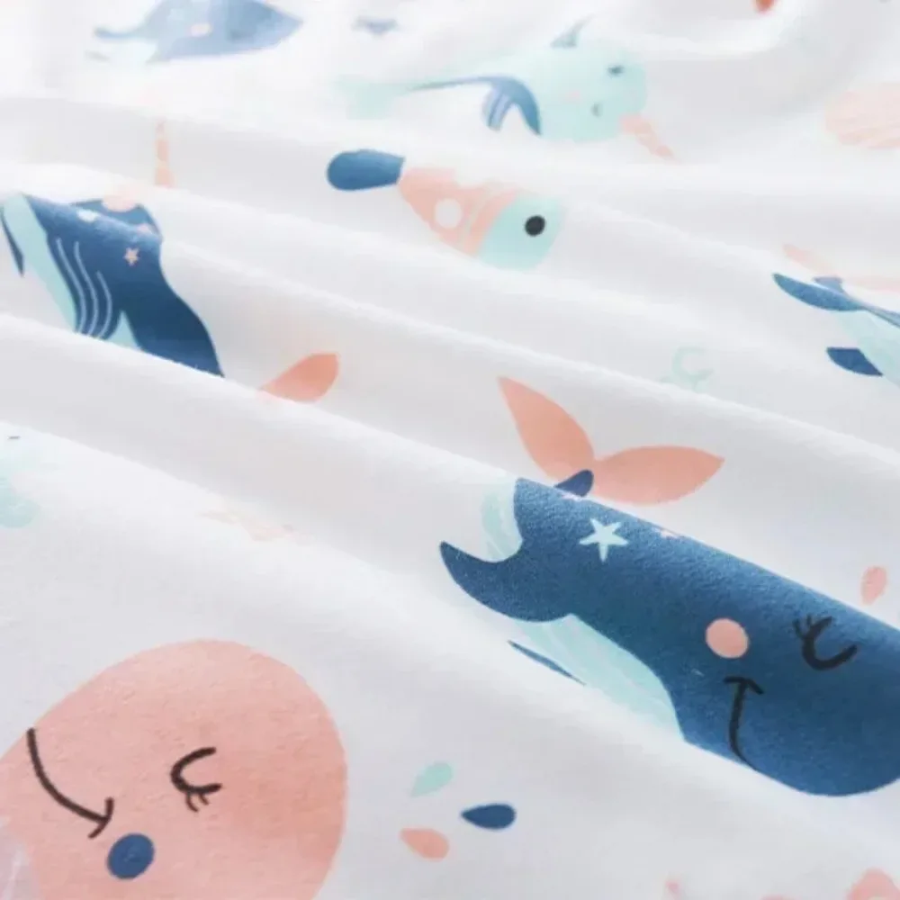 出産室の新生児は、春、秋、冬用の純綿のおくるみと寝袋で包まれています。