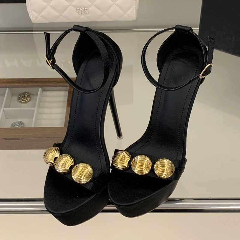 

Новые сексуальные женские босоножки Eilyken на тонком высоком каблуке с металлическим декором, дизайнерские туфли для вечеринок и выпускных, летние туфли-лодочки с ремешком на пряжке