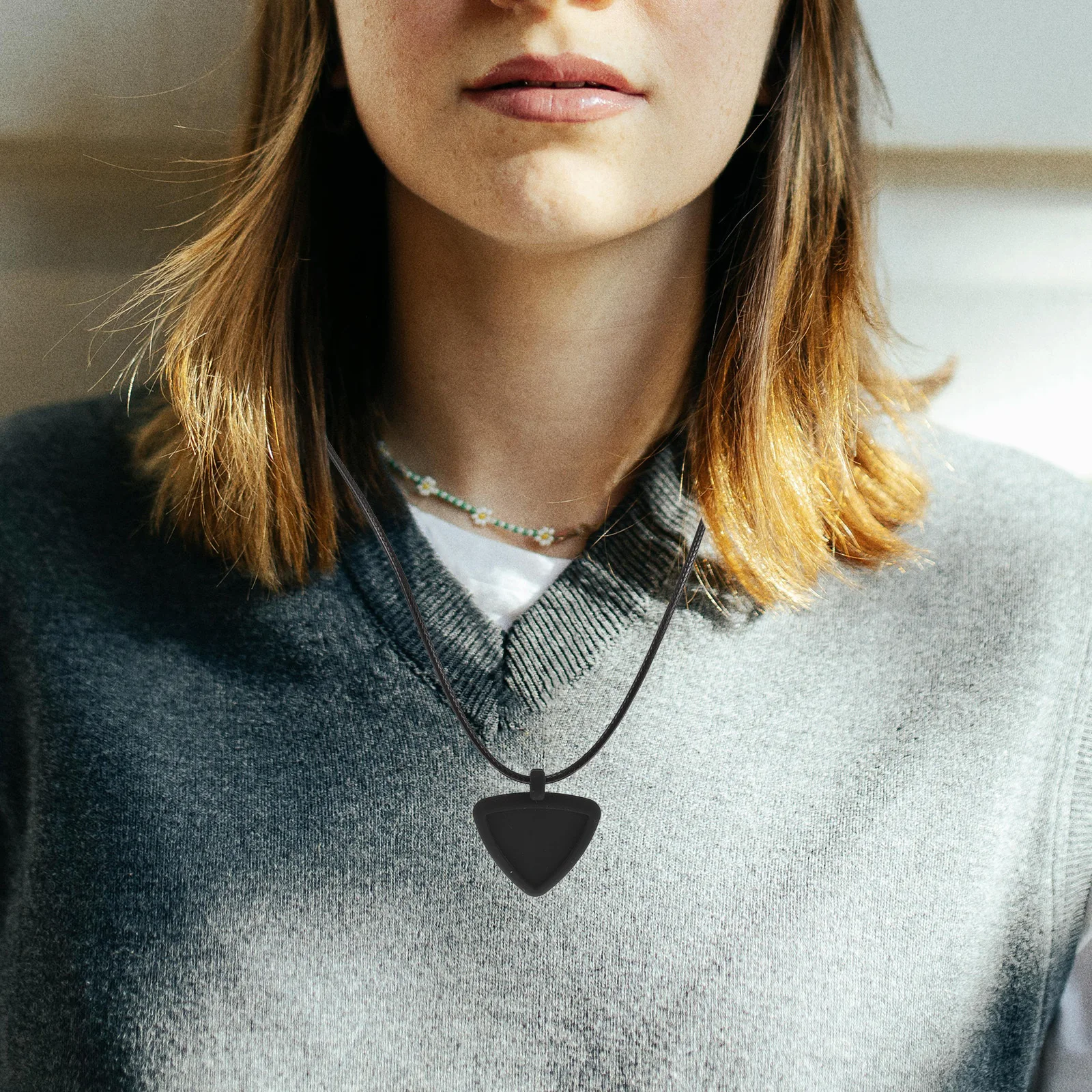 

Silicone Guitar Pick Holder Necklace Large Triangle Pendant Multi Functional Storage Bass Plectrum Guitar Accessories