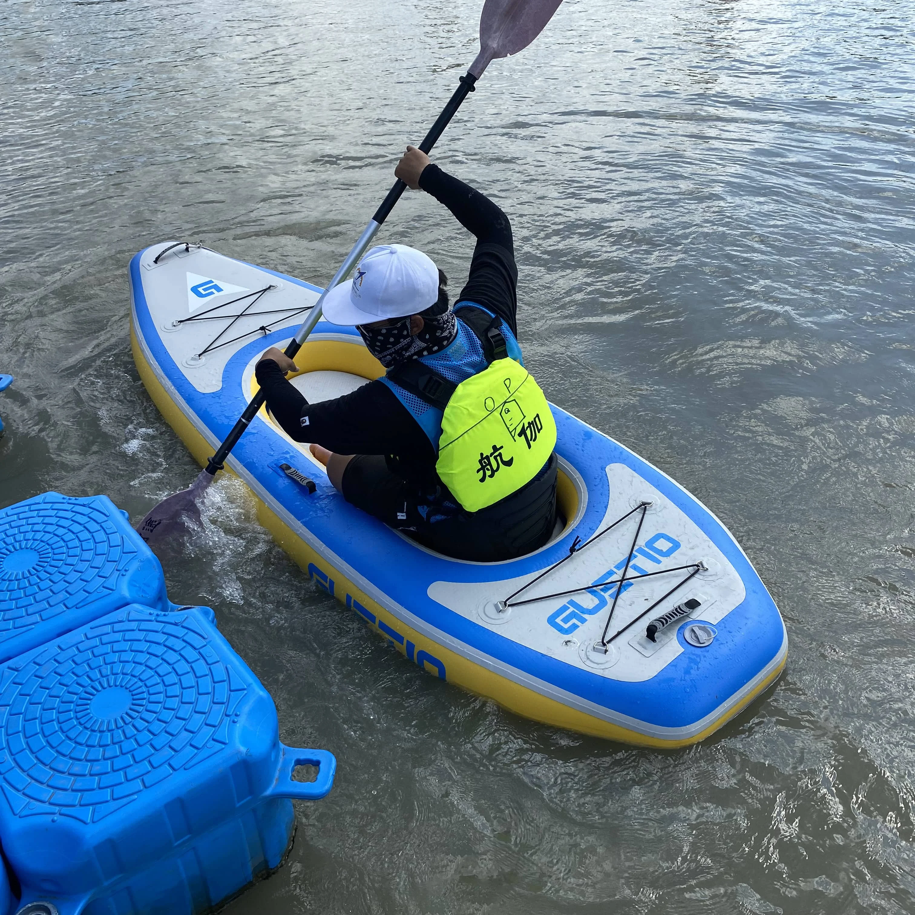 Canoa economica gonfiabile monoposto per una persona seduta sulla zona per sport acquatici con logo personalizzato per la pesca delle persone singole