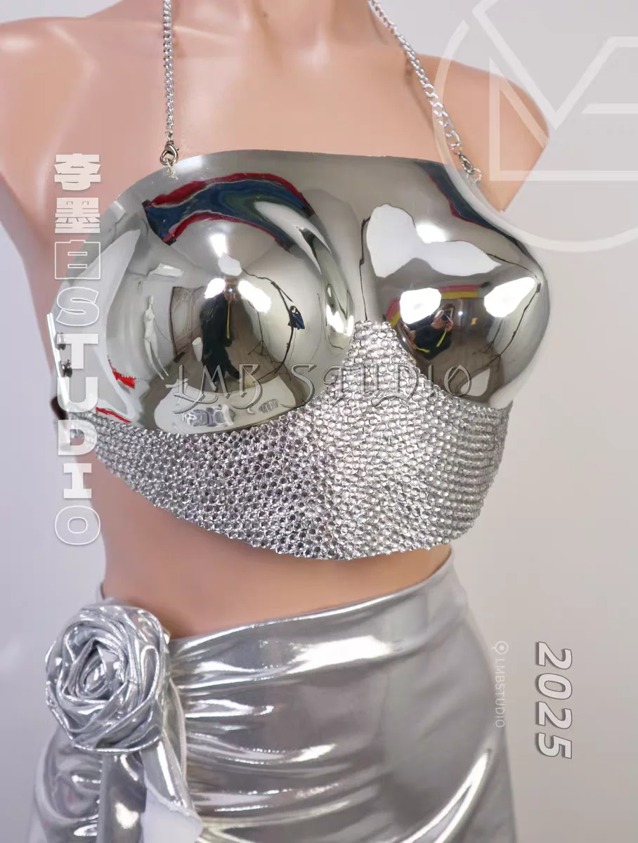 ミラー電気メッキラインストーンシルバーセクシーな鎧パフォーマンススーツホリデーパーティーアンカー歌手ダンサーロングスカートステージ服