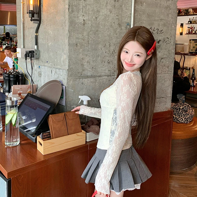 Nowa jesienna bluzka damska w stylu Pure Desire z dekoltem w serek, długim rękawem i koronką, dopasowany krótki top do noszenia pod spód.