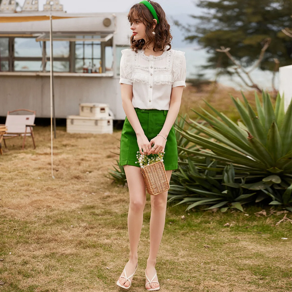 เสื้อเชิ้ตผู้หญิง LOUIS YAO รุ่นใหม่ ปี 2025 ลายปักจีบ แต่งระบาย คอตั้ง แขนสั้น สไตล์เกาหลี ยอดนิยม