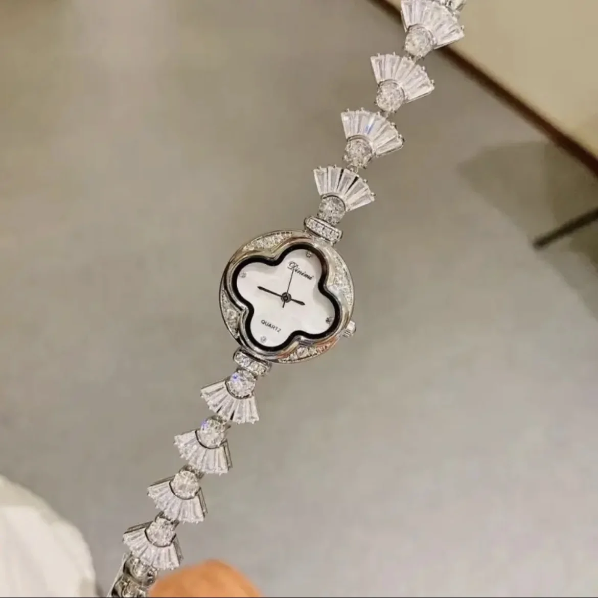 2025 تشود! ساعة ماسية فاخرة للنساء، هيكل معدني على شكل قلب، سوار مروحة، موضة شي ينغ الجديدة، هدية للنساء