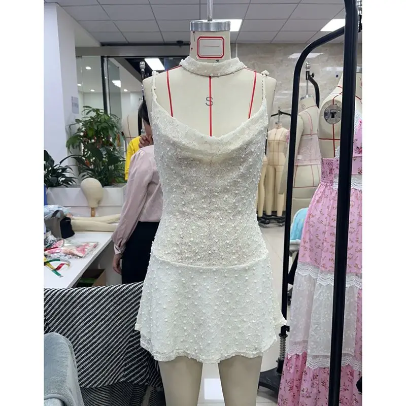 Combhasaki ผู้หญิง Swiss Dot แขนกุดสปาเก็ตตี้ปรับสายรัด Backless Layered Ruffled Hem Slim A-Line Cami ชุดผ้าพันคอ