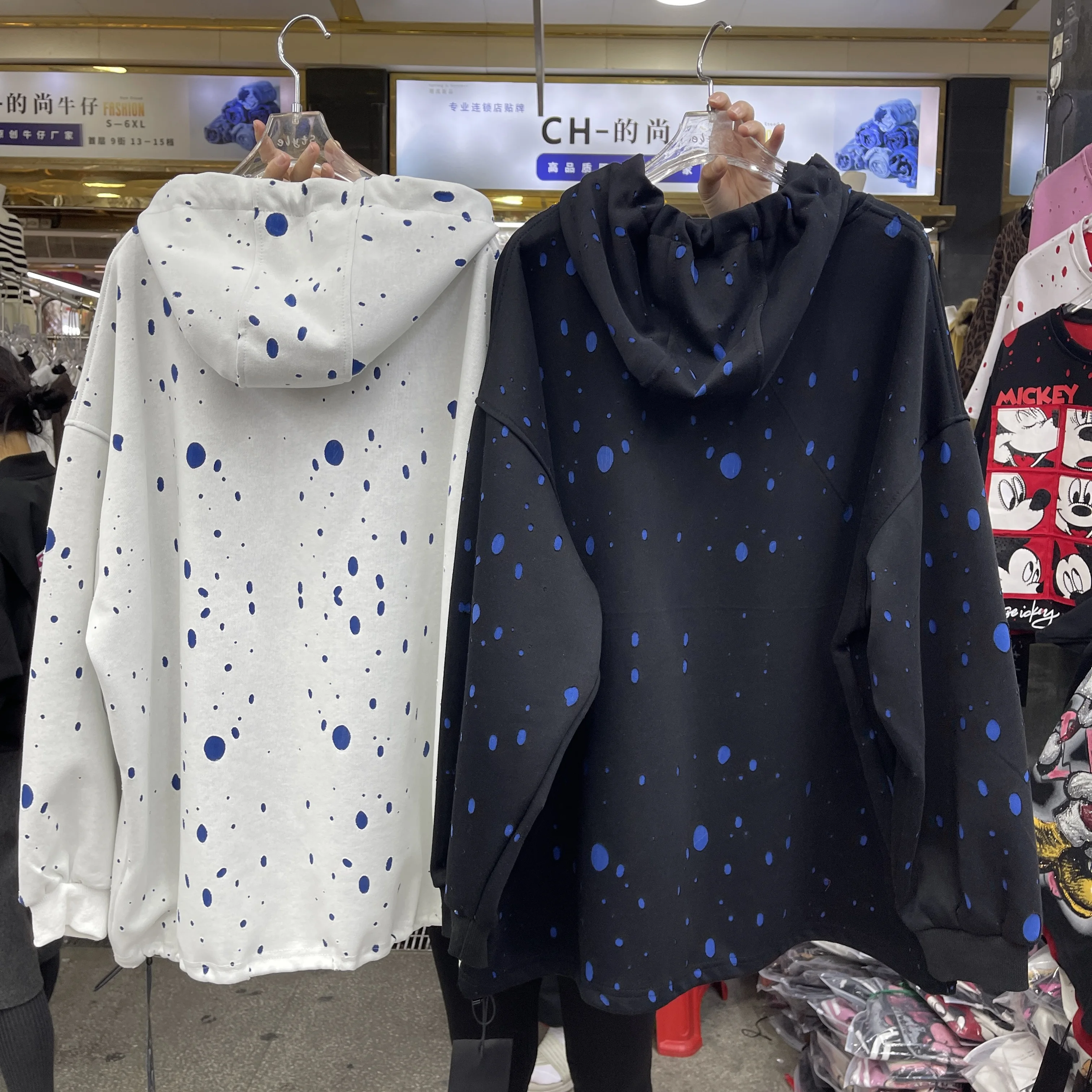 Modna bluza z długim rękawem na wiosnę i jesień, luźna bluza z kapturem dla studentek, oversize, haftowana bluza damska z motywem Myszki Miki i dziurami.