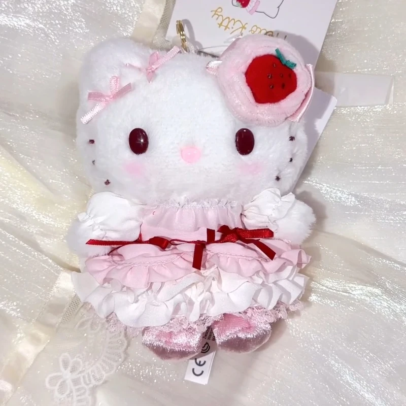 دمية محشوة على شكل كعكة الفراولة من سانريو، قلادة على شكل هيلو كيتي بفراولة بيضاء، ألعاب حيوانات محشوة للتعليق
