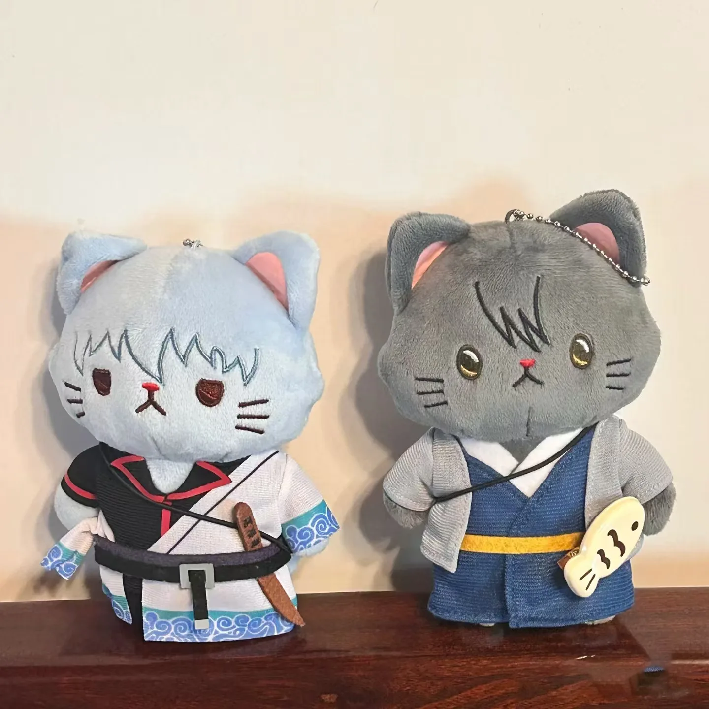 لطيف الكرتون جينتاما أفخم دمية المفاتيح ساكاتا جينتوكي و كاتسورا كوتارو قناع عين القط أنيمي القط دمية قلادة هدية #2