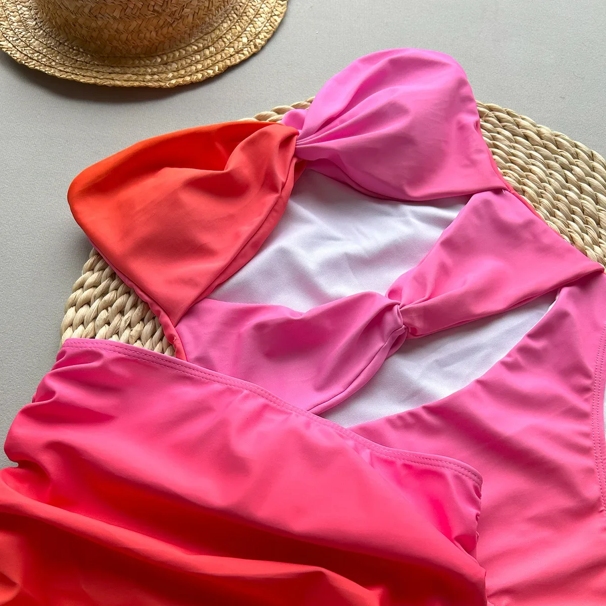 Tie Dye Bandeau ชุดว่ายน้ําวันพีซพร้อมกระโปรง 2025 ชุดว่ายน้ําสตรีเกาะอกกลวงออกชุดชายหาดที่หรูหรา