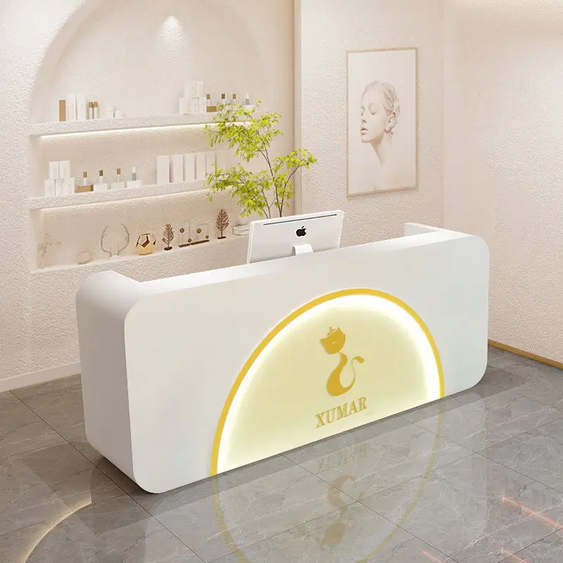 

Простой современный салон красоты, барная стойка, магазин одежды, ресторанный магазин, касса, стойка, стол, стойка регистрации компании отеля