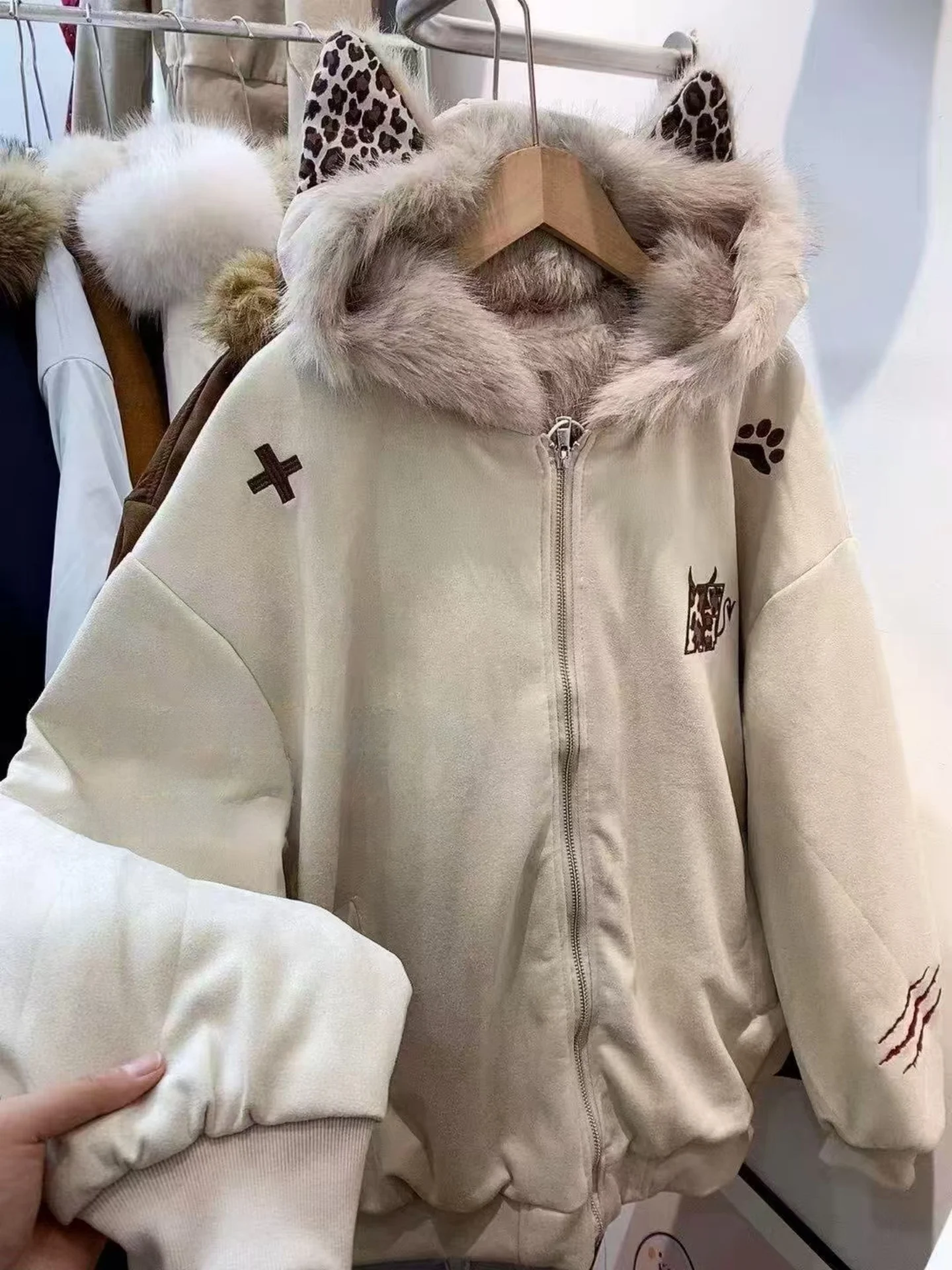 

Толстовка с капюшоном Thiened, женская зимняя верхняя одежда, замшевый меховой воротник, пэчворк, хлопковые вставки, корейский стиль, длинный рукав, на молнии...