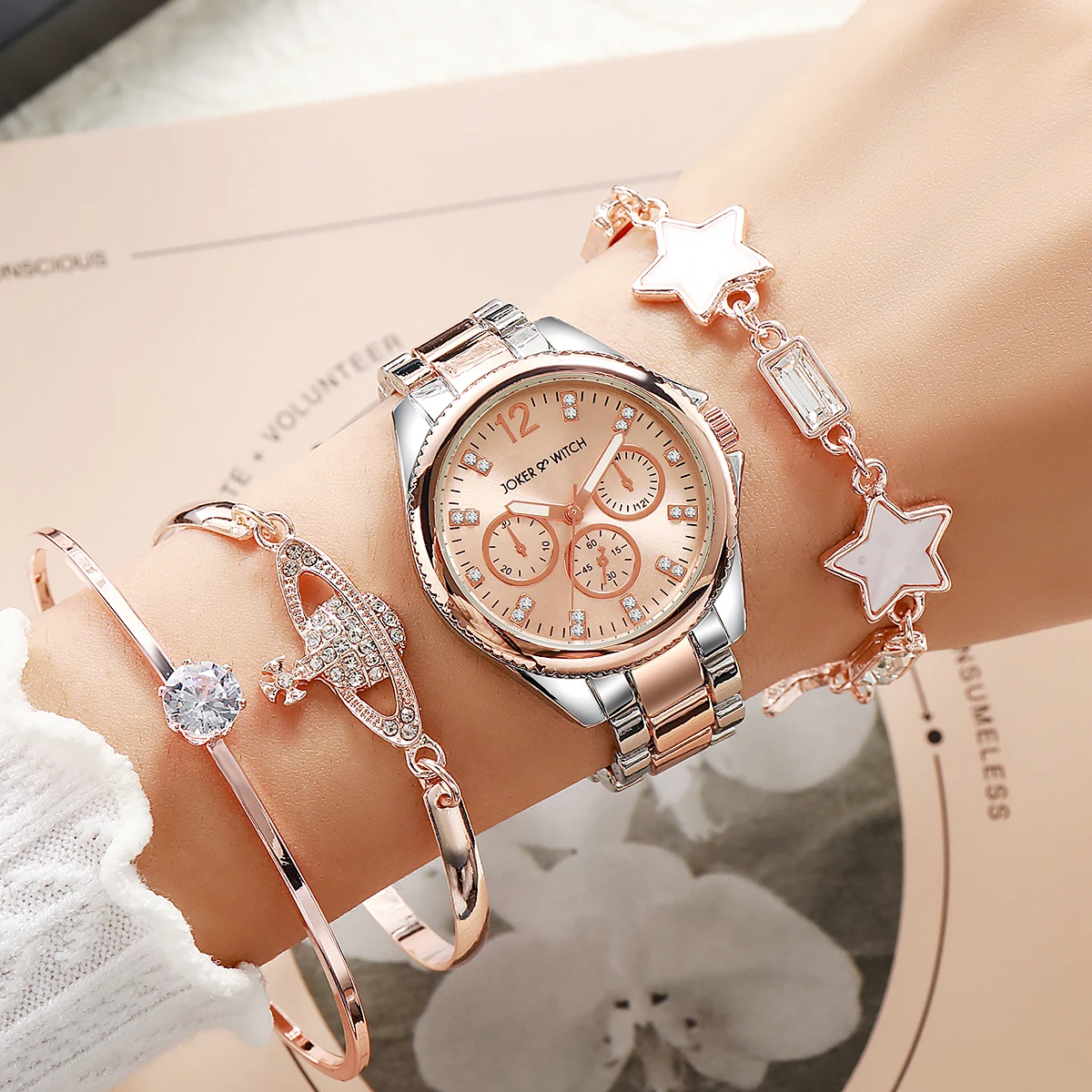 

Шикарный набор: часы-хронограф цвета розового золота и украшения — браслеты с подвесками Сатурн, звездами и кристаллами, модный многослойный аксессуар для женщин