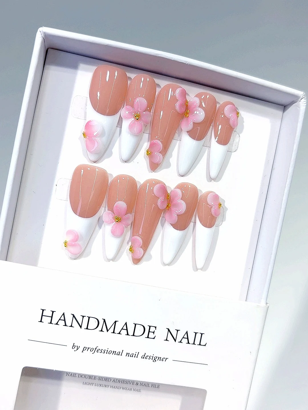 

Обнаженный и белый французский наконечник 3D с розовым цветком и миндалем, набор накладных ногтей ручной работы для женщин (10 шт.) D561