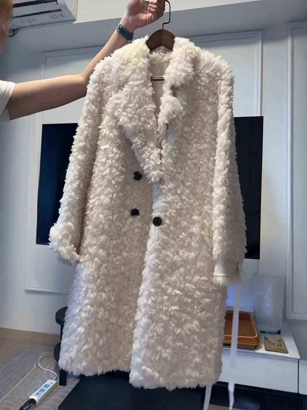 เสื้อแจ็คเก็ตกันลมสำหรับผู้หญิงรุ่นใหม่ของนักออกแบบนี้เป็นเสื้อโค้ทขนเท็ดดี้ทำจากขนแกะและขนสัตว์เทียม