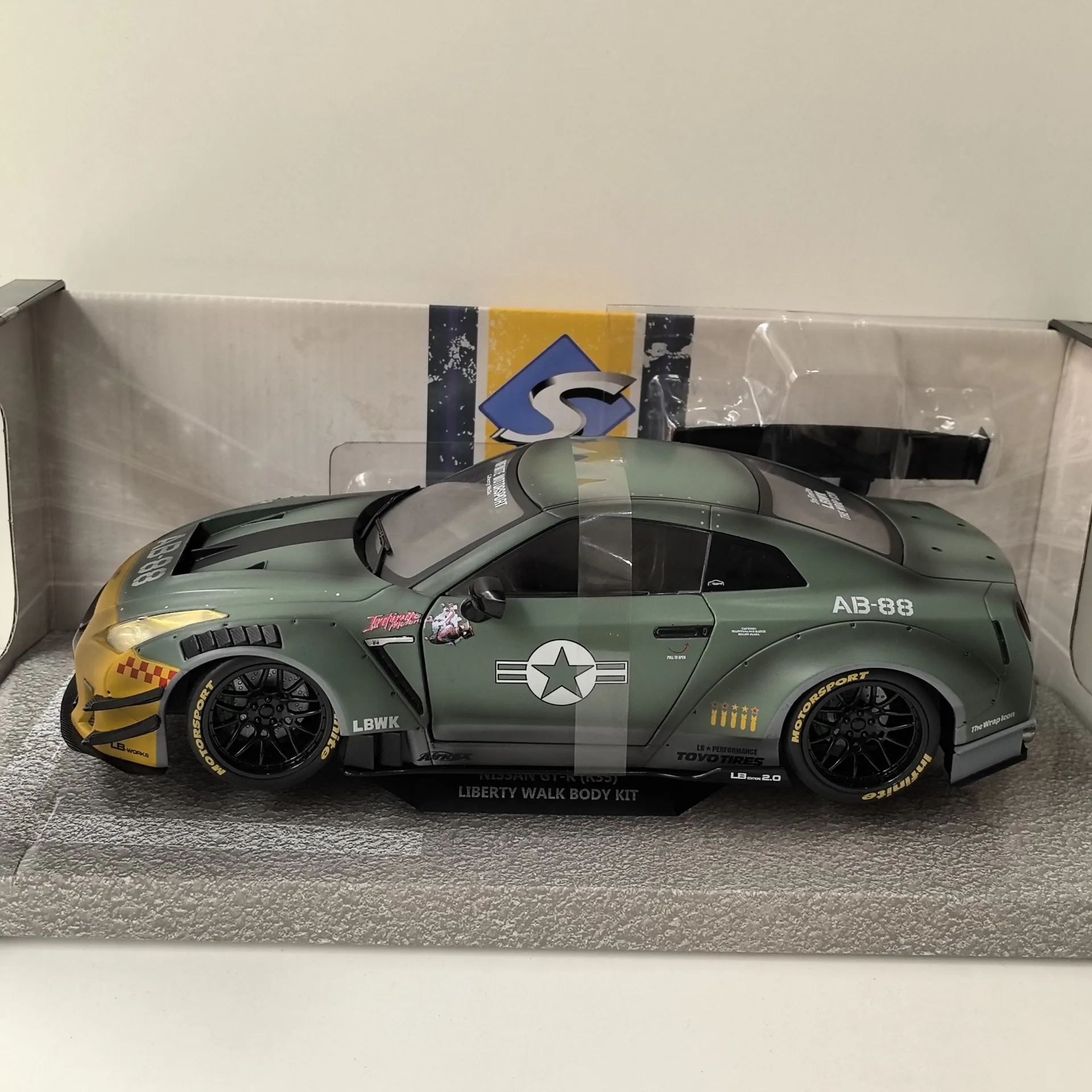 โมเดลรถไดแคสต์ SOLIDO สเกล 1/18 รุ่น GT-R R35 LB ผลิตจากโลหะผสม ของสะสม ของเล่น ของที่ระลึก ของตกแต่ง