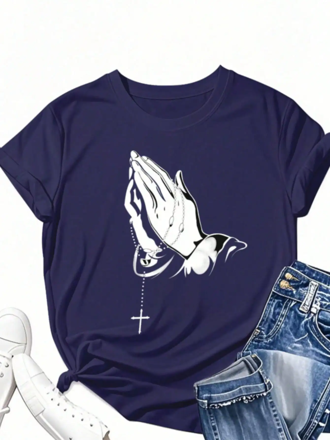 

Топы больших размеров, женская одежда, руки, держащие четки, синяя футболка с короткими рукавами и графическим принтом, женские топы