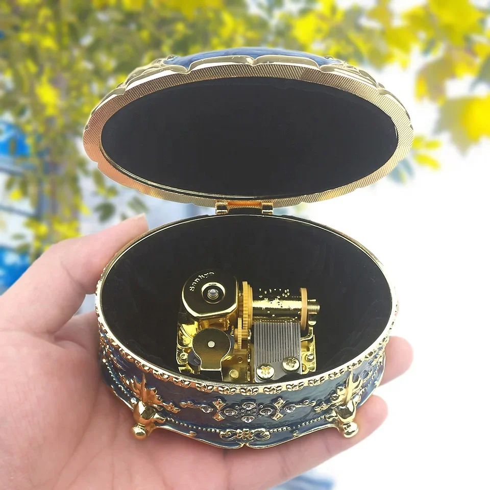 Оптовая продажа, тисненая металлическая музыкальная шкатулка из цинкового сплава, заводное движение, бутик подарков на Рождество, День святого Валентина