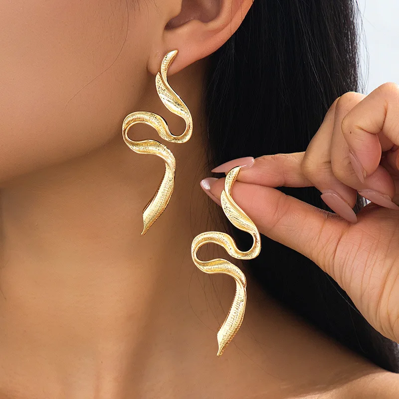 Women Modern Textured Curved Wave Long Dangle Earrings Gold Tone Oversized Abstract Trendy Accessories