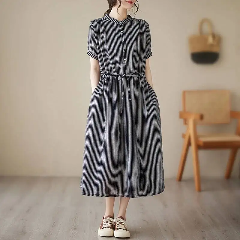# 3926 Schwarz-Blaues Vertikal Gestreiftes Langes Hemdkleid für Damen Stehkragen Knöpfe Vintage Büro A-Linien-Kleid Kurzarm Sommer
