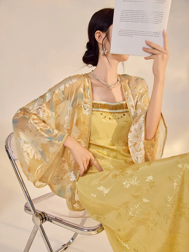 A new Chinese-style bright-colored cardigan with fashionable embroidered beaded halter dress set