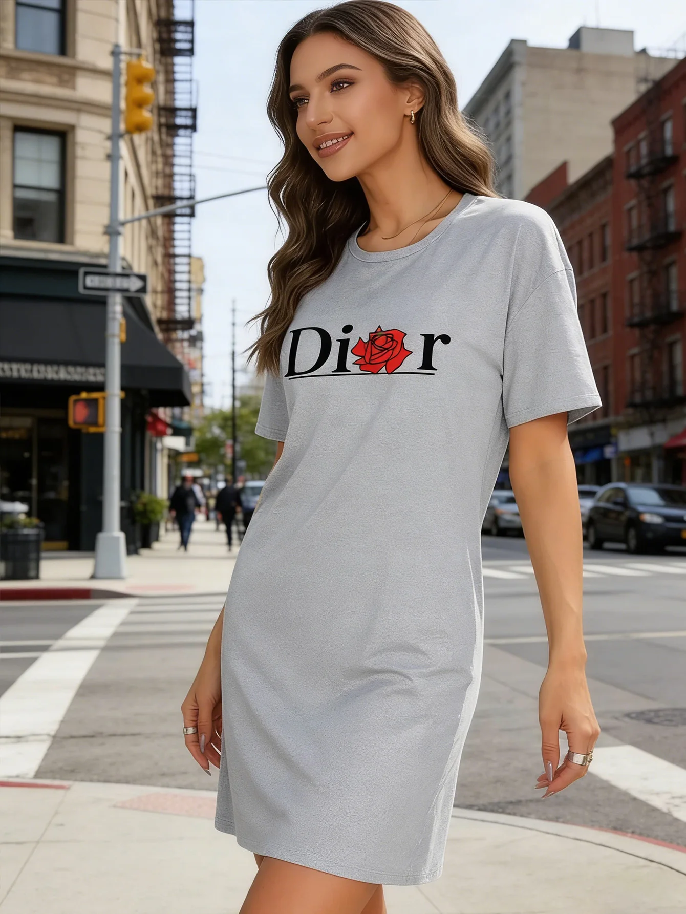 T-shirt gonna a media lunghezza da donna, casual, con stampa a rose rosse in stile lettering - vestibilità aderente, girocollo, maniche corte, leggera e