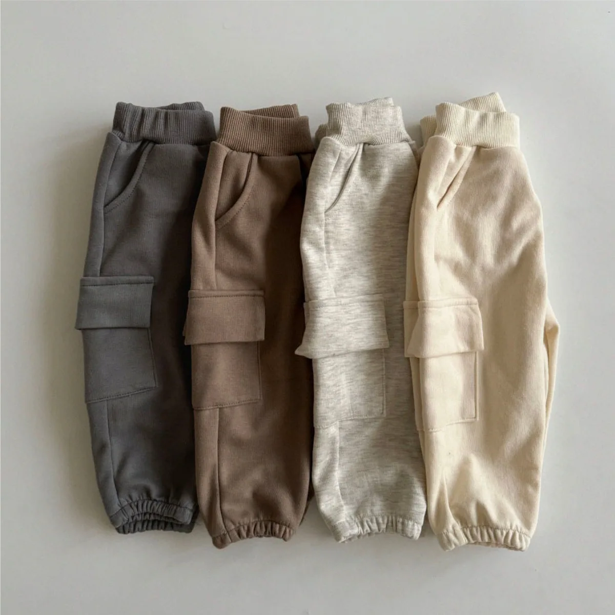 

Новинка осени 2024, свободные брюки для малышей, однотонные повседневные брюки для мальчиков, брюки-карго для маленьких девочек, брюки-карго с большими карманами для малышей