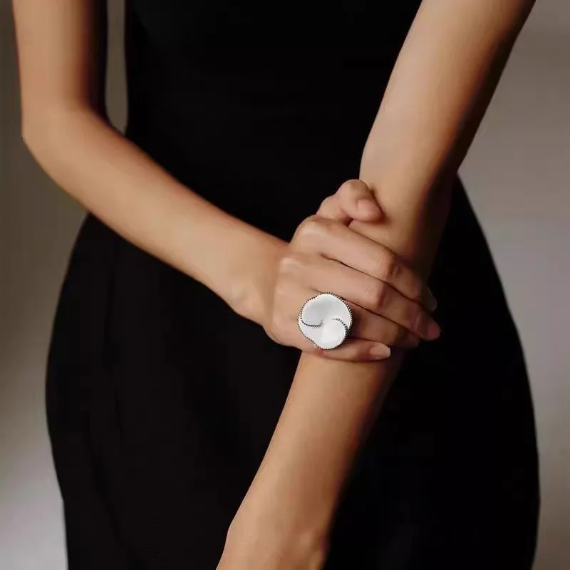 

2025 Fashion New Product: Flower Plum Blossom Adjustable Ring, Simple, Fashionable, Light Luxury, Women's Banquet Fashion Gift