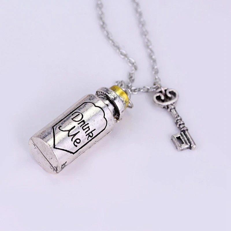 Vintage Alice in Wonderland Torque Necklaces The Album\'s Title Eat Me Drink Me Charm Bottle Pendants Necklace for Lovers Jewelry