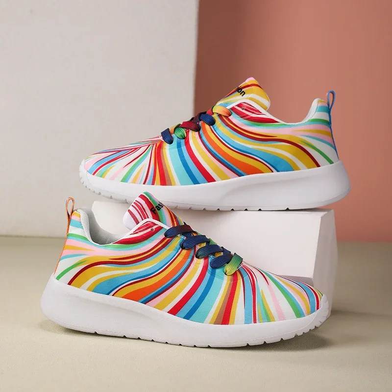 أحذية رياضية كاجوال مخططة بألوان قوس قزح للنساء، أحذية صيفية شبكية عصرية مسطحة للشاطئ والعطلات الترفيهية برباط للسيدات