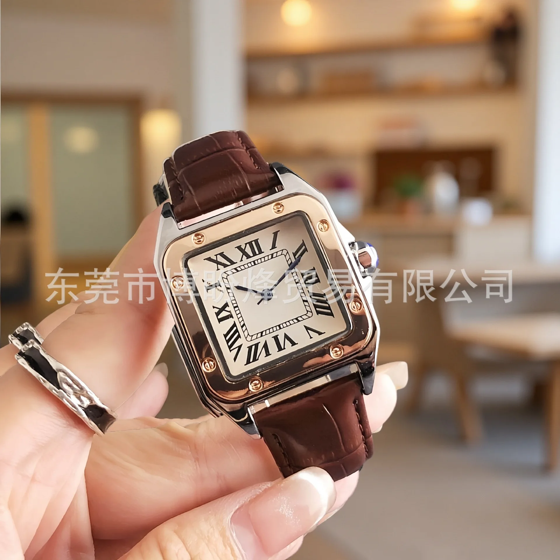 ساعة نسائية أصلية فاخرة مصممة بعلبة مربعة جديدة وبسيطة وأنيقة وحركة كوارتز ذات مظهر عالي وجودة عالية