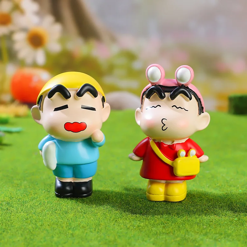 1 Uds. Crayón de Anime de estilo aleatorio Shin-chan figura de acción de vida feliz juguetes en miniatura de PVC muñeca adorno de escritorio colección regalos en caja