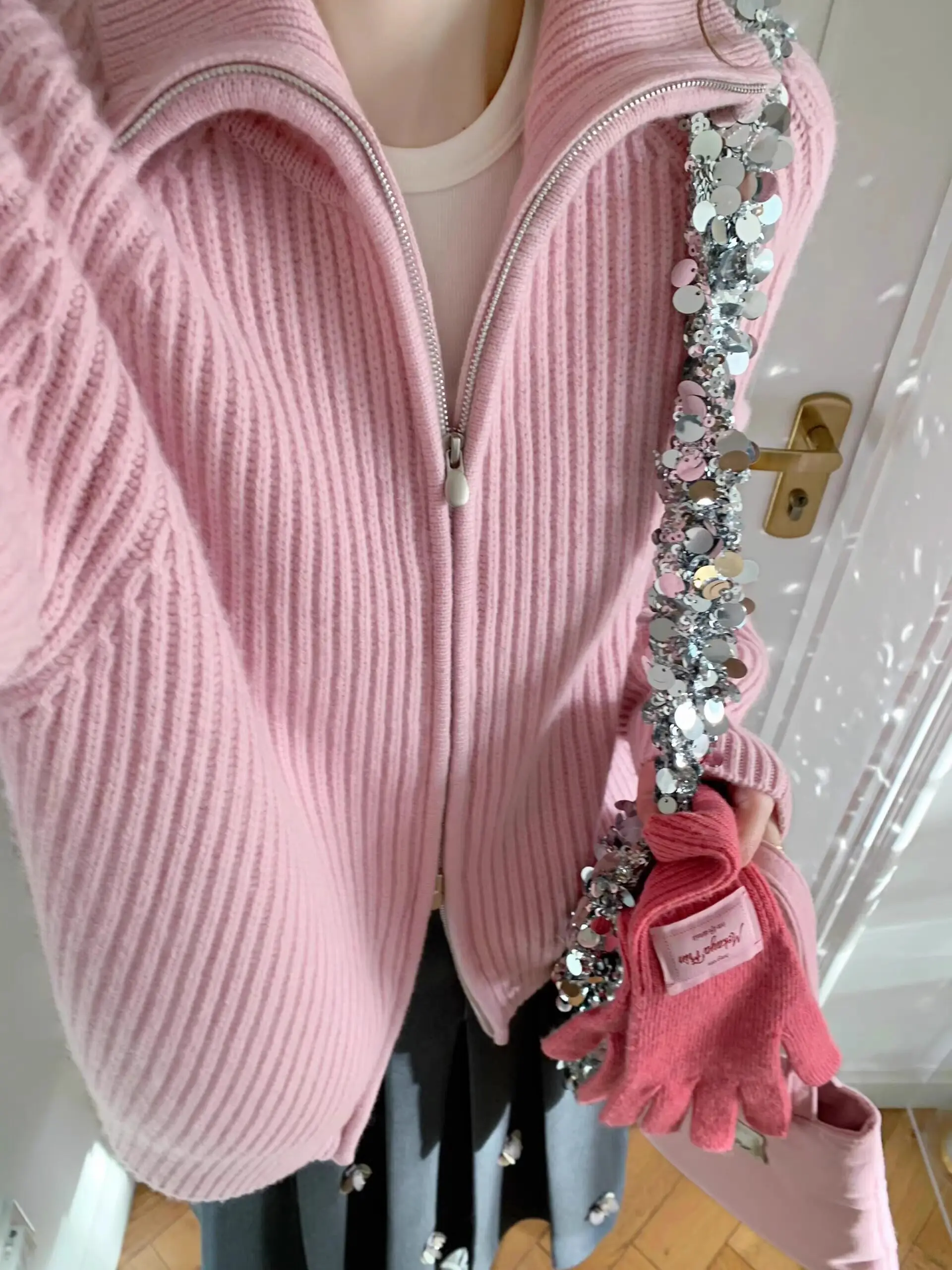 High-grade pink cashmere sweater coat with double zippers and high neck, with gentle wind outside in autumn and winter.