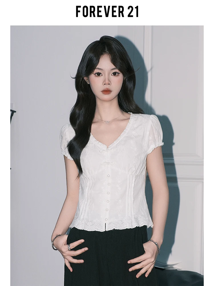 Biała bluzka Forever2 z dekoltem w serek, koronką, guzikami, dopasowana, letnia, wyszczuplająca, podkreślająca talię, w stylu francuskim, jednolita.