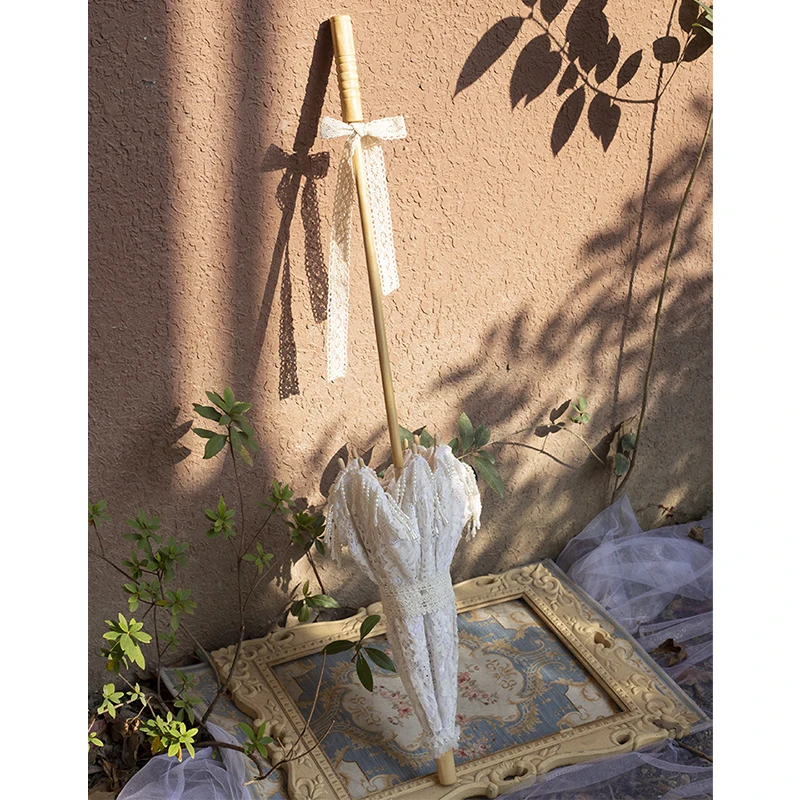 مظلة دانتيل عتيقة بمقبض طويل