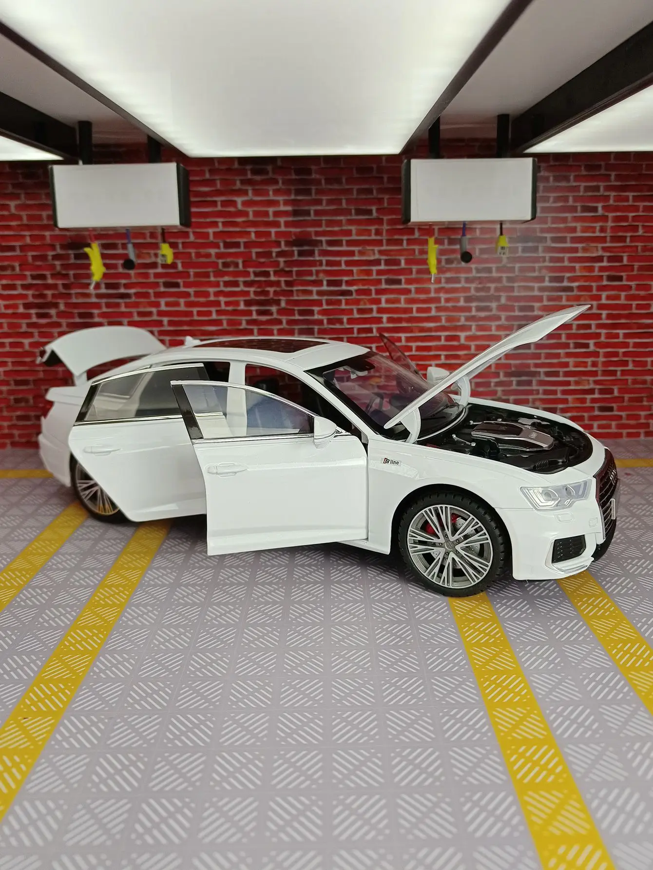 1:18 يمكن فتح أبواب نموذج السيارة المصنوعة من خليط معدني A6 والغطاء الأمامي وباب صندوق السيارة بأنها محاكاة وظائف الصوت والإضاءة