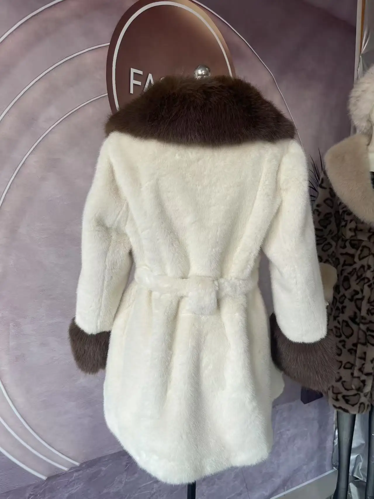 Luxury High Quality New Large Fur Collar Fur Coat Belt Slim Jacket Women Winter Warm Eco-Friendly Mink Fox Fur Coat Premium Tops