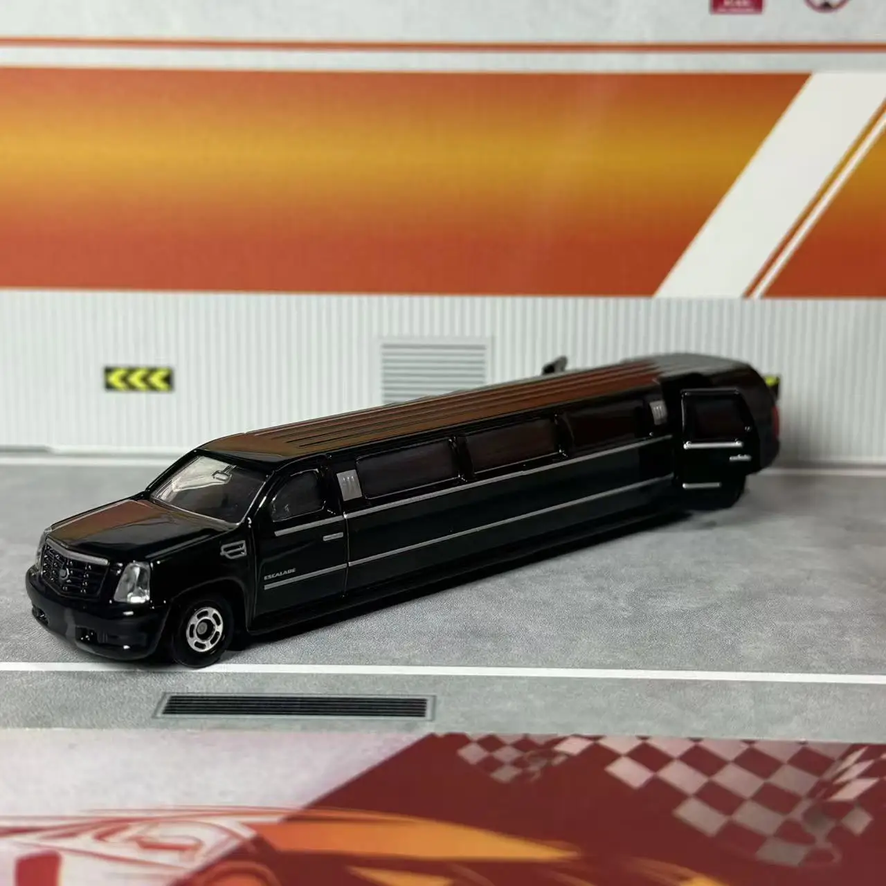 Takara Tomy Tomica No.133 Cadillac Escalade Long Type Alloy Diecast Car Model Simulation Vehicle Toy Collectible Gift for Kids view 3