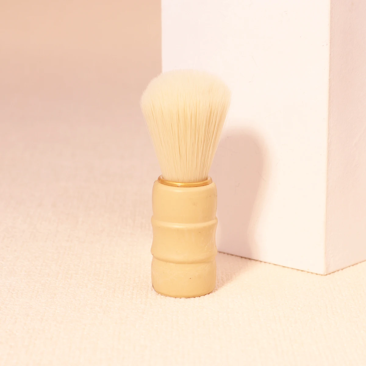 

Hairdressing wooden handle brush, neck and face cleaning brush, convenient for travel and carrying, special for real hair wigs