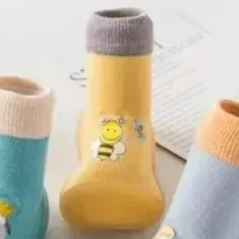 

Классический стиль, новые детские носки и обувь на мягкой подошве с героями мультфильмов, бронзовые детские домашние прогулочные туфли, детский сад, пчела