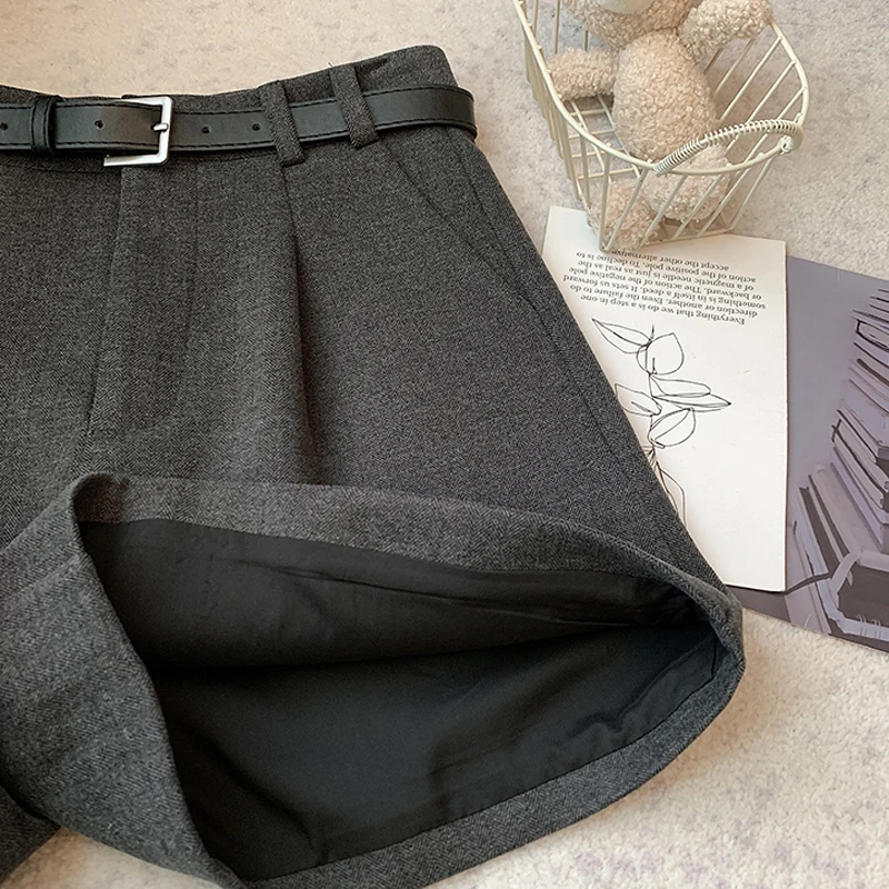 Nowe damskie szorty wełniane z wysokim stanem na jesień i zimę 2025, codzienne, grube spodnie do botków, odzież wierzchnia damska, luźne szorty w kształcie litery A.