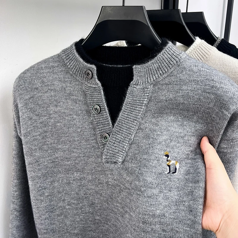 Koreanische Version Herren-Langarm-Pullover, Falscher Zweiteiler mit Knöpfen, Farbblockierung, V-Ausschnitt, Bestickte Strickware, Modische Herrenbekleidung – Detail 12