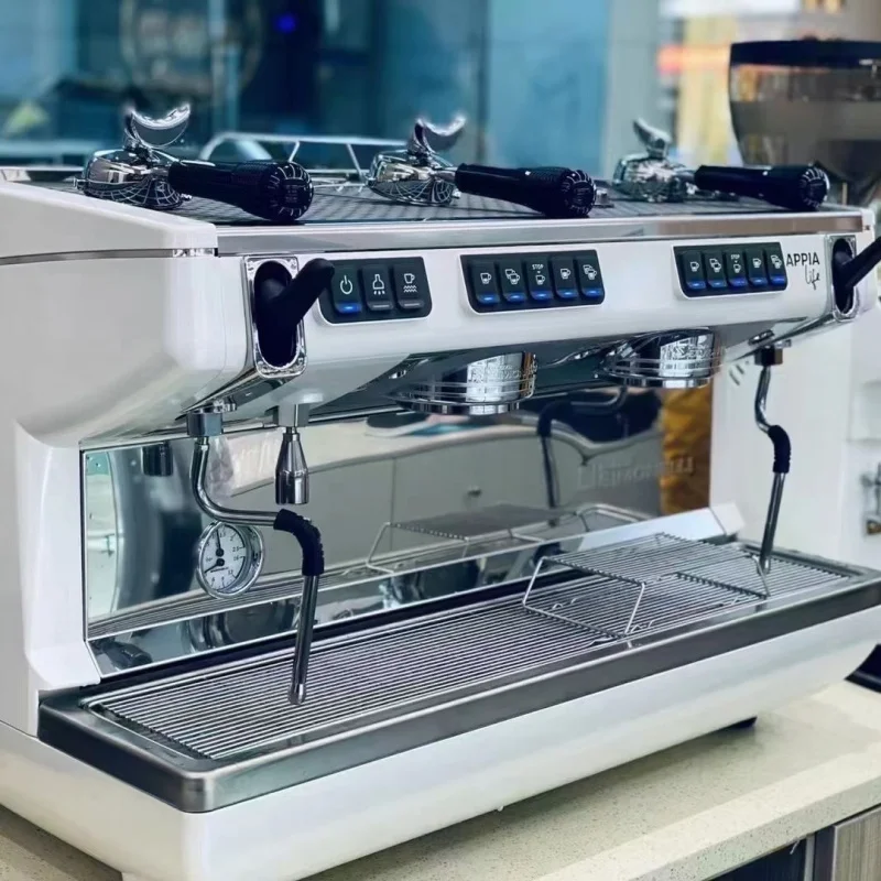 Caffè semiautomatico Custom Life in bianco e nero