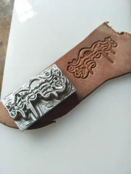 

Специально для изделий из натуральной кожи ручной работы: металлические штампы с шестисловным слоганом, 5x2.8 см, 5x1.8 см, два 5x1.6 см.