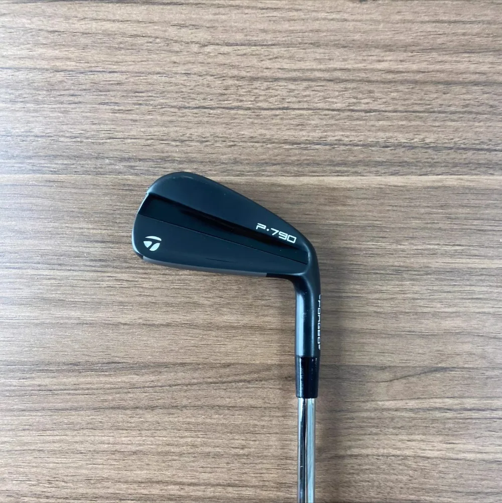 

a piece of Men's P790 golf club, new fourth-generation iron, silver, black, bronze