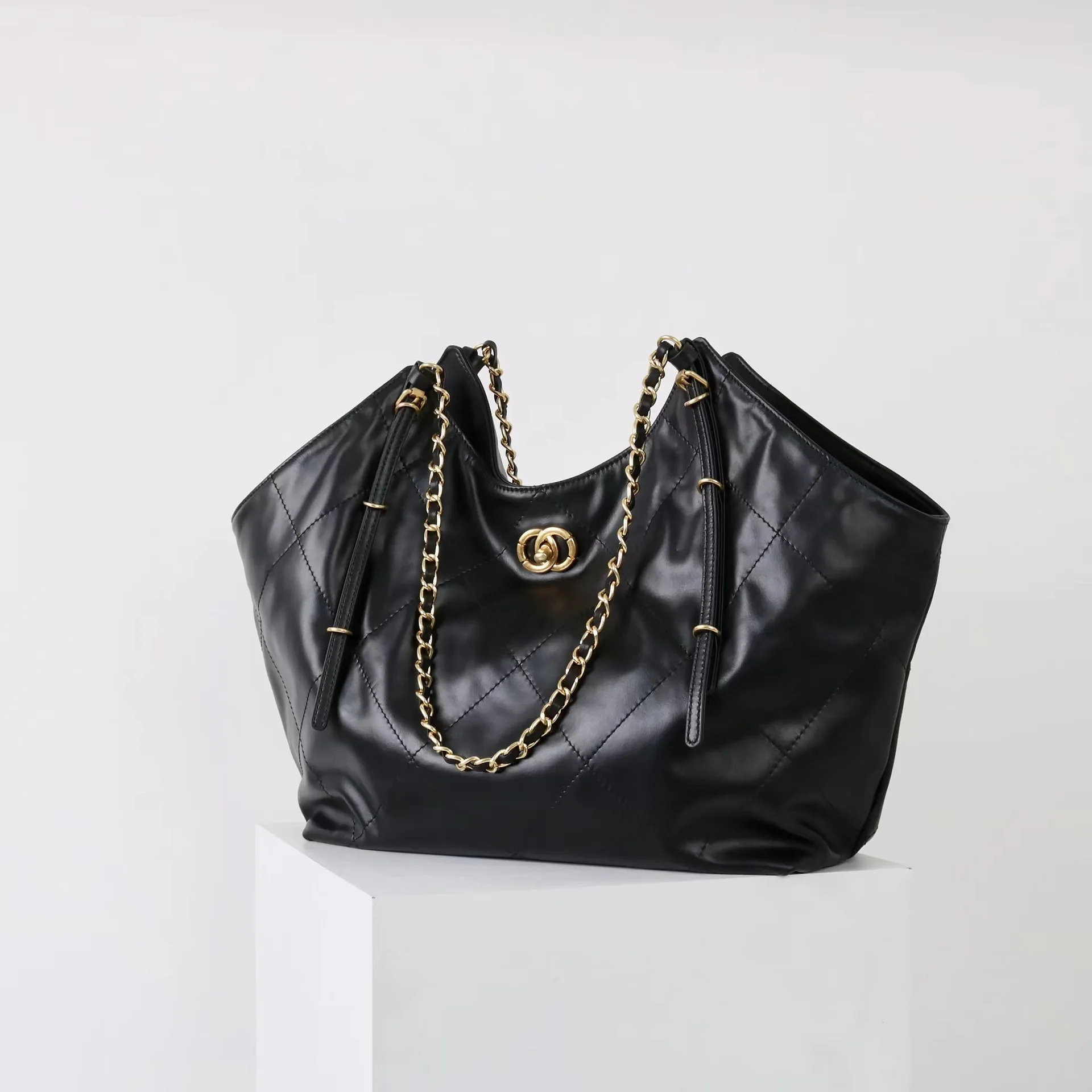 Soft Leather Relaxed Diamond-Quilted Chain Tote Bag for Women Spacious Capacity, Versatile Style, Soft Texture Shoulder Bag